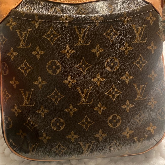 Louis Vuitton. Please see pictures with scratches used condition 100% authentic - Picture 14 of 16